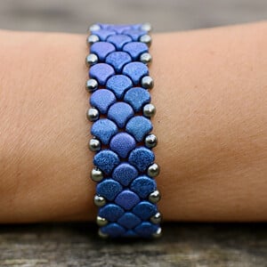 Handgemaakte 'Snake Skin' armband met Ginko kralen blue suede – 19,5 cm | Bohemian kralenarmband dames