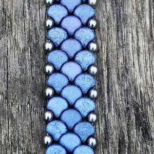 Handgemaakte 'Snake Skin' armband met Ginko kralen blue suede – 19,5 cm | Bohemian kralenarmband dames