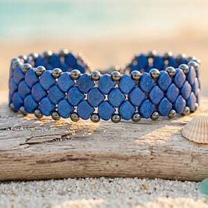 Handgemaakte 'Snake Skin' armband met Ginko kralen blue suede – 19,5 cm | Bohemian kralenarmband dames