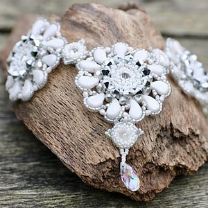 Handgemaakte statement ketting 'Poppy' Chalk en Pearl White met Swarovski kristallen en Miyuki kralen – Bruid & Gala