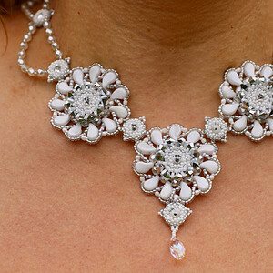 Handgemaakte statement ketting 'Poppy' Chalk en Pearl White met Swarovski kristallen en Miyuki kralen – Bruid & Gala