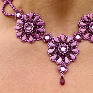 Handgemaakte statement ketting ‘Poppy' pink/amethyst met Swarovski kristallen en Paisley Duo’s – Feest, gala statement