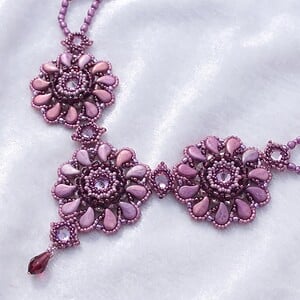 Handgemaakte statement ketting ‘Poppy' pink/amethyst met Swarovski kristallen en Paisley Duo’s – Feest, gala statement