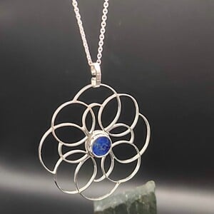 Handgemaakte Zilveren 'Mandala Flower' Hanger met Lapis Lazuli