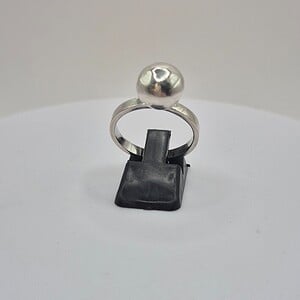 Handgemaakte zilveren ring met elegant balletje