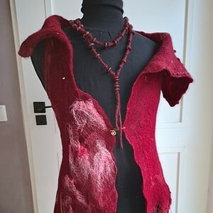 Handgevilt rood vest – uniek draagbaar kunstwerk