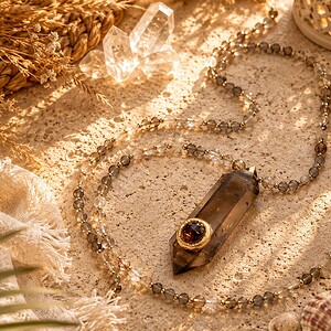 Hanger van rookkwarts en goudrutielkwarts aan een edelstenen ketting
