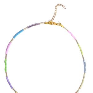 Ketting met kleine glaskralen met goudkleurige glasstaafjes. Handgemaakte halsketting, boho chic, Ibiza strand halssieraad, Per Elle sieraad