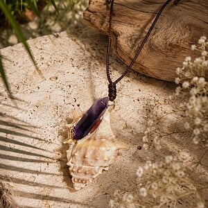 Ketting van waxkoord met hanger van schelp en amethist
