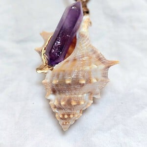 Ketting van waxkoord met hanger van schelp en amethist