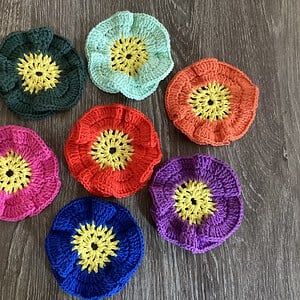 Kleurige gehaakte bloemetjes