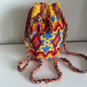 Blikvanger: kleurrijk handig mochila tasje