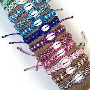 Macramé armband bruin met schelp