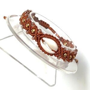 Macramé armband cognac met schelp