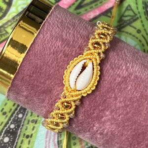 Macramé armband geel met schelp