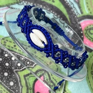 Macrame armband cobalt met schelp