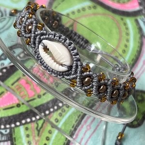 Macrame armband grijs met schelp