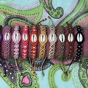Macrame armband lichtblauw met schelp