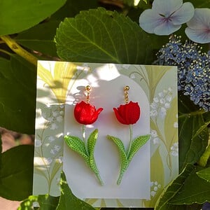 Micro gehaakte rode tulp oorbellen
