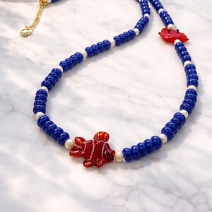 Midnight Tide | ketting met chalcedoon, parels en glazen bedels