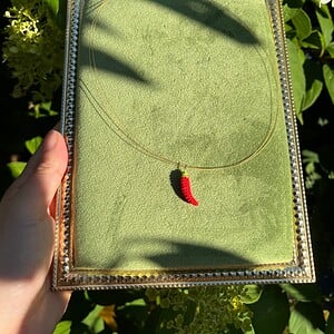 Miniatuur gehaakte chili "Naked Necklace"