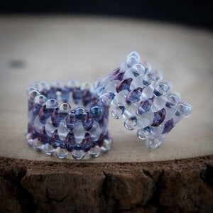 Mystiek & Maanlicht, kralenring met paarse accenten