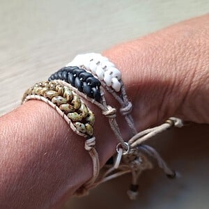 Natuurlijke armband van Tsjechische glaskralen & schuifknoop