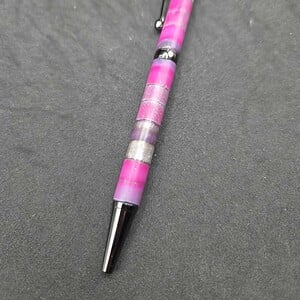 Navulbare matalen pen met handgemaakt handvat van polymeer klei
