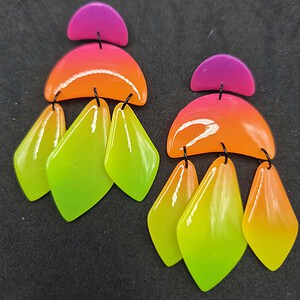 Kleurrijke statement oorbellen van polymeer klei – handgemaakt neon dégradé