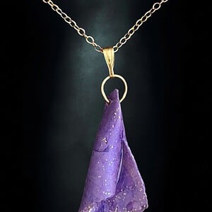Paarse handgemaakte hanger - goudkleurige rvs-ketting - slechts één exemplaar - ideaal geschenk verjaardag