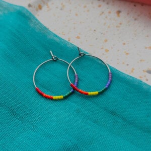 Pride oorbellen | Regenboog Miyuki hoops | Handgemaakt
