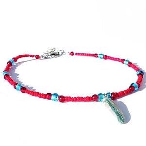 Rode enkelketting met rocailles, glaskralen en turquoise haaientand bedel. Handgemaakt enkelbandje, rode met turquoise enkelbandje, Per Elle