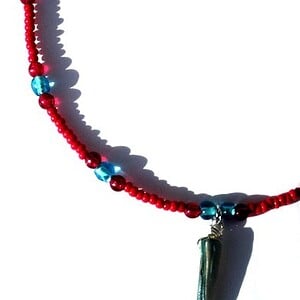 Rode enkelketting met rocailles, glaskralen en turquoise haaientand bedel. Handgemaakt enkelbandje, rode met turquoise enkelbandje, Per Elle