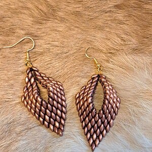 Russian Leaf Oorbellen – Handgemaakt met bruin metallic superduo-kralen