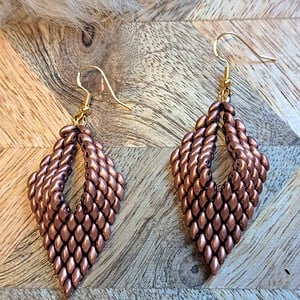 Russian Leaf Oorbellen – Handgemaakt met bruin metallic superduo-kralen