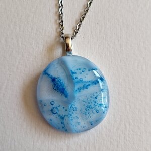 RVS ketting met uniek "Blauwe Bubbels" glas hanger