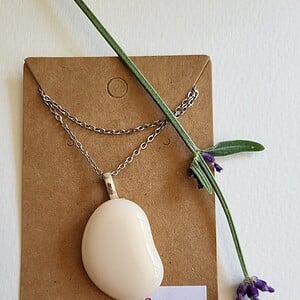 RVS ketting met uniek "Roze Boon" glas hanger