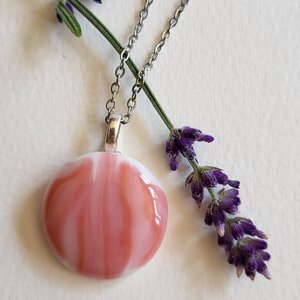 RVS ketting met uniek "Roze strepen" glas hanger