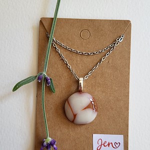 RVS ketting met uniek "Terracotta en Creme" glas hanger