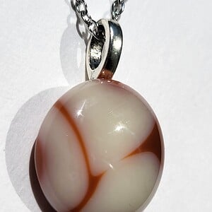 RVS ketting met uniek "Terracotta en Creme" glas hanger