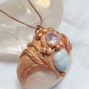 RVS slangenketting met hanger van schelp met Larimar en kristal