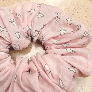 Scrunchie hartjes/ bloemen/ vlinders/ zomers (gemaakt met stof van France Duval Stalla)