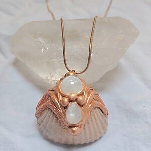 Slangenketting met hanger van schelp met regenboog maansteentjes
