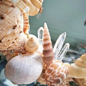 Suncatcher van schelpen met een blauwe calciet obelisk