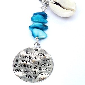 Tassenhanger, sleutelhanger met bedel, schelp, turquoise parelmoer, zilverkleurige bedel. Accessoires, strand, zomer, tas, sleutel, hanger.