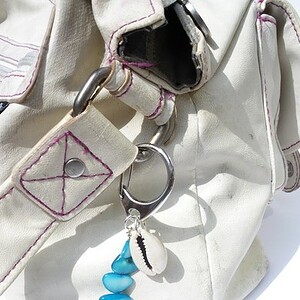 Tassenhanger, sleutelhanger met bedel, schelp, turquoise parelmoer, zilverkleurige bedel. Accessoires, strand, zomer, tas, sleutel, hanger.
