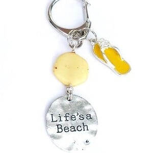 Tassenhanger, sleutelhanger met parelmoer, epoxy bedel teenslipper, zilverkleurige bedel. Accessoires, strand, zomer, tas, sleutel, hanger.