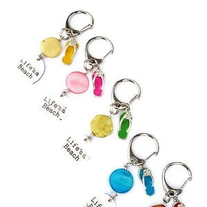 Tassenhanger, sleutelhanger met parelmoer, epoxy bedel teenslipper, zilverkleurige bedel. Accessoires, strand, zomer, tas, sleutel, hanger.