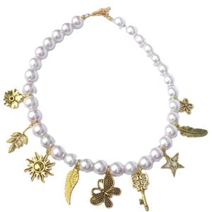 Trendy halsketting, lichtroze glasparels met goudkleurige bedels. Handgeregen ketting, goudkleurige kapittelsluiting, Per Elle sieraden