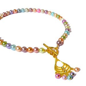 Trendy halsketting met pastelkleurige glasparels. Handgeregen ketting met glaskralen en goudkleurige kapittelsluiting, met of zonder hanger.